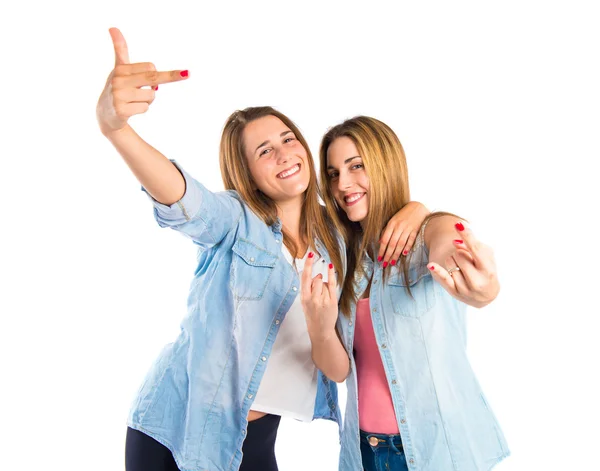 Amigos fazendo gesto chifre sobre fundo branco — Fotografia de Stock