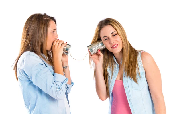 Vänner pratar igenom en tenn telefon över vit bakgrund — Stockfoto