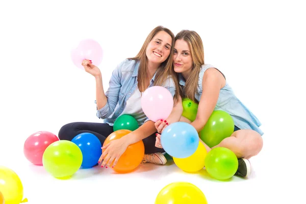 Amigos com muitos balões sobre fundo branco — Fotografia de Stock