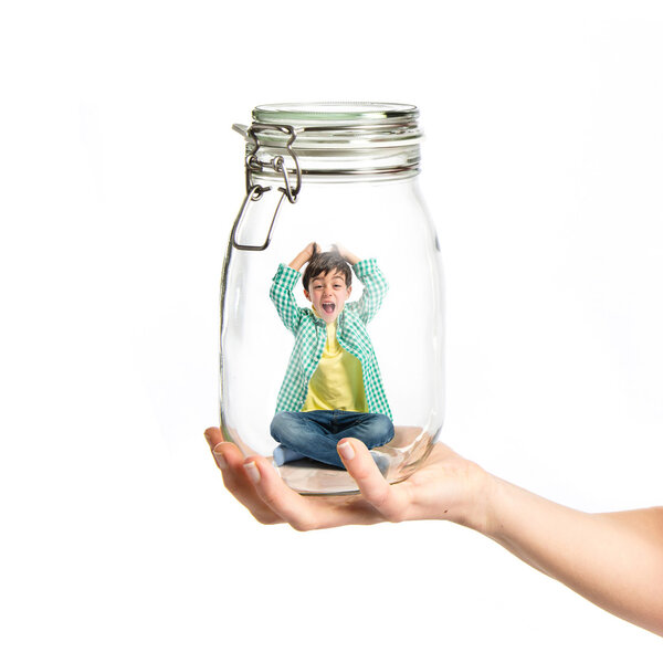 Закрытый ребенок внутри банки стекло на белом фоне
 