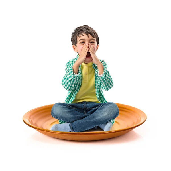 Niño gritando en plato de cerámica —  Fotos de Stock