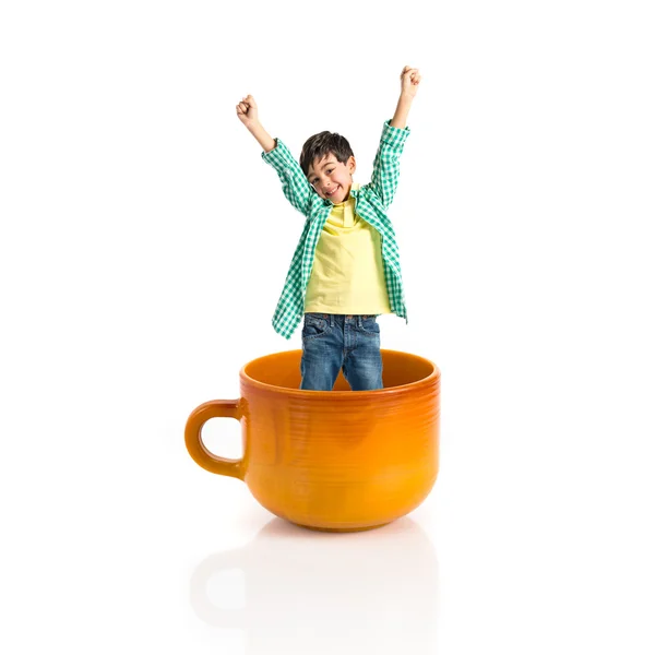 Kid inside ceramic cup over white backgrpund — Stock Photo, Image