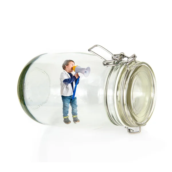 Enfant criant par mégaphone à l'intérieur du bocal en verre — Photo