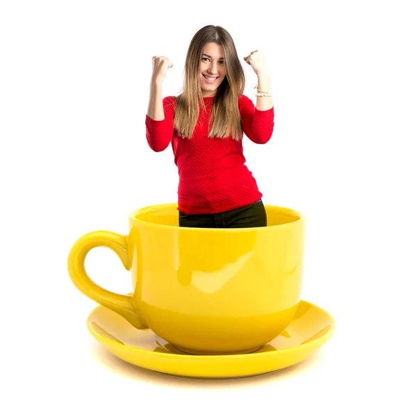 Молодая девушка внутри чашки кофе на белом фоне . — стоковое фото