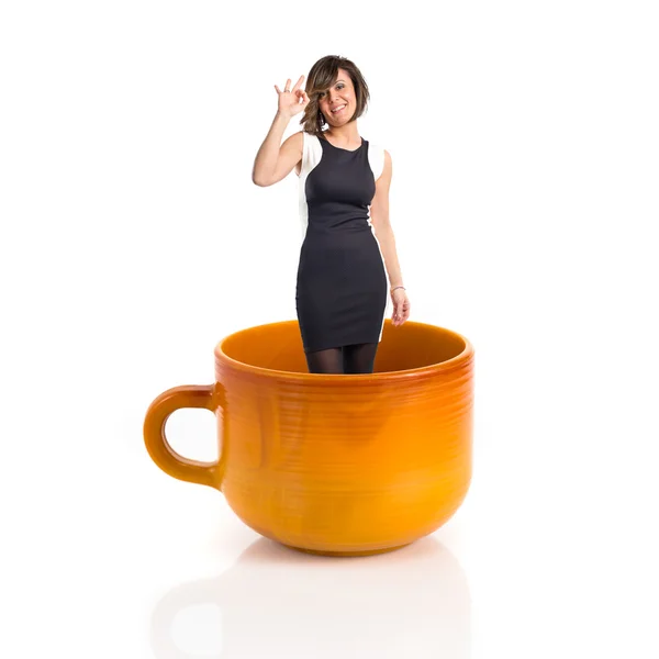 Frau in Keramiktasse über weißem Background — Stockfoto