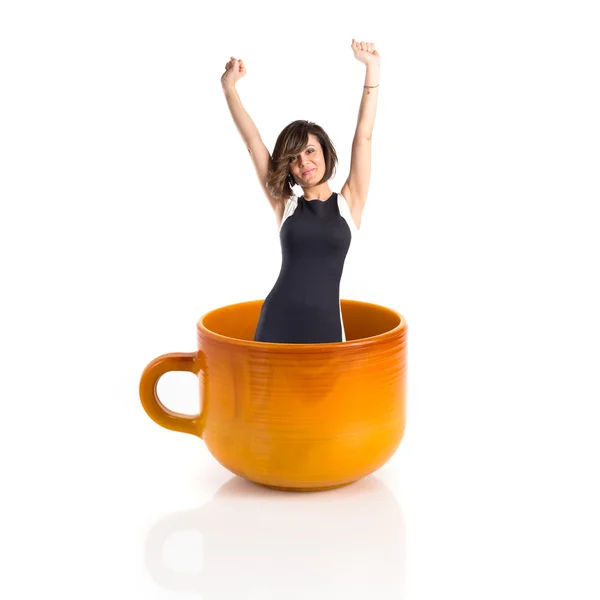 Femme à l'intérieur tasse en céramique sur backgrpund blanc — Photo