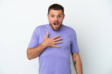 Beyaz arka planda yaşayan Brezilyalı genç adam şaşırdı ve şaşırdı.