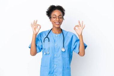 Genç cerrah Afrikalı Amerikalı kadın Zen pozunda beyaz arka planda izole edilmiş.