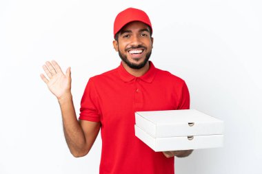 Pizza teslimatçısı beyaz arka planda izole edilmiş pizza kutularını alıyor mutlu bir ifadeyle selamlıyor.