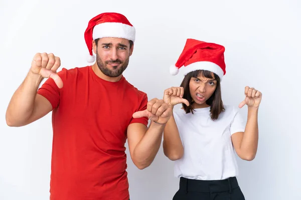 Junges Paar Mit Weihnachtsmütze Isoliert Auf Weißem Hintergrund Zeigt Daumen — Stockfoto