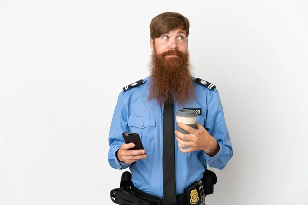 Redhead Policista Izolované Bílém Pozadí Drží Kávu Aby Pryč Mobil — Stock fotografie