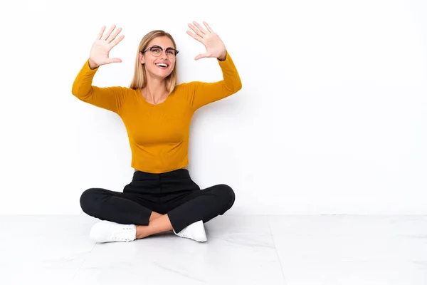 Blond Uruguayaans Meisje Zitten Vloer Tellen Tien Met Vingers — Stockfoto