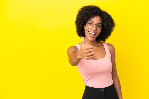 Ung Afroamerikansk Kvinna Isolerad Gul Bakgrund Med Tummen Upp Eftersom — Stockfoto