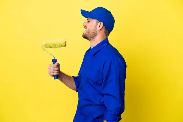 画家ブラジル人男性は横位置で笑って黄色の背景に孤立 — ストック写真