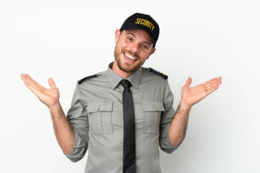 Genç güvenlik Brezilyalı adam beyaz arka planda izole edilmiş, şok olmuş yüz ifadesi var.