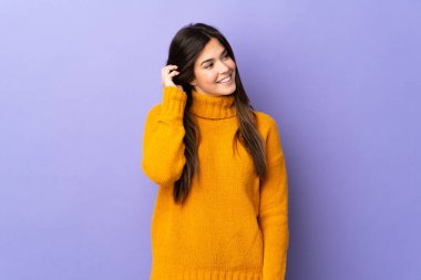 Mor arka planda kalmış Brezilyalı genç bir kız bir fikir düşünüyor.