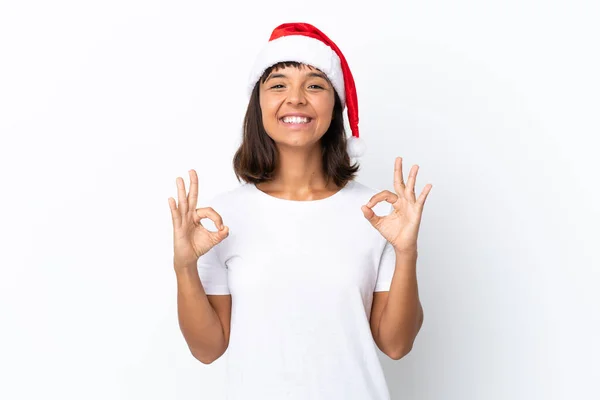 Jovem Mista Celebrando Natal Isolado Fundo Branco Mostrando Sinal Com — Fotografia de Stock