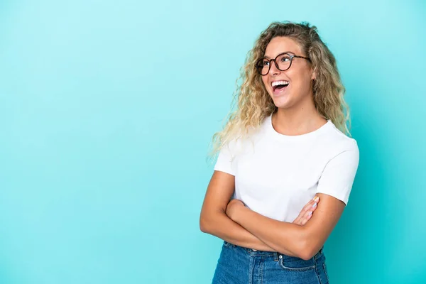 Meisje Met Krullend Haar Geïsoleerd Blauwe Achtergrond Gelukkig Glimlachend — Stockfoto