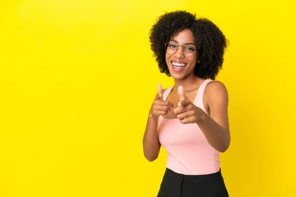Молода Афро Американська Жінка Ізольована Жовтому Фоні Вказує Фронт Посміхається — стокове фото