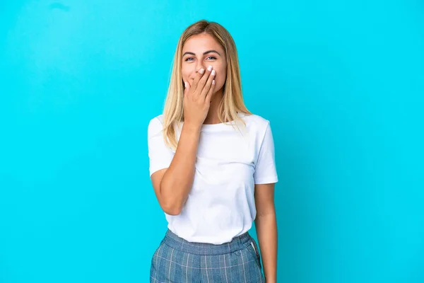 Blondýny Uruguayky Dívka Izolované Modrém Pozadí Šťastný Usmívající Pokrývající Ústa — Stock fotografie