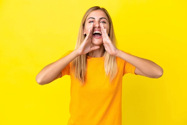 Blondýny Uruguayská Dívka Izolované Žlutém Pozadí Křičí Oznamuje Něco — Stock fotografie