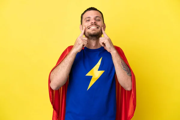 Super Héroe Hombre Brasileño Aislado Sobre Fondo Amarillo Sonriendo Con — Foto de Stock