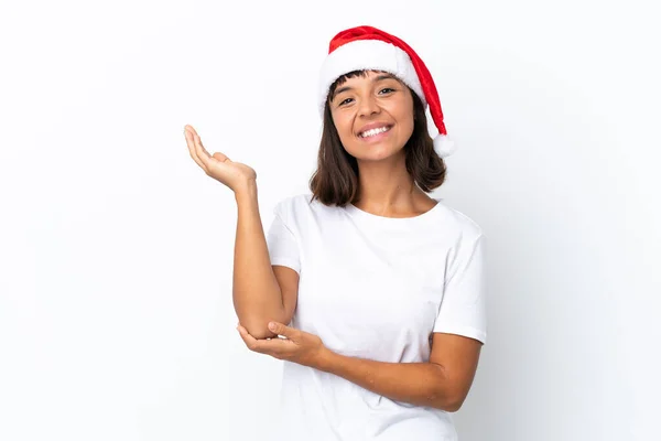 Jovem Mista Celebrando Natal Isolado Fundo Branco Estendendo Mãos Para — Fotografia de Stock