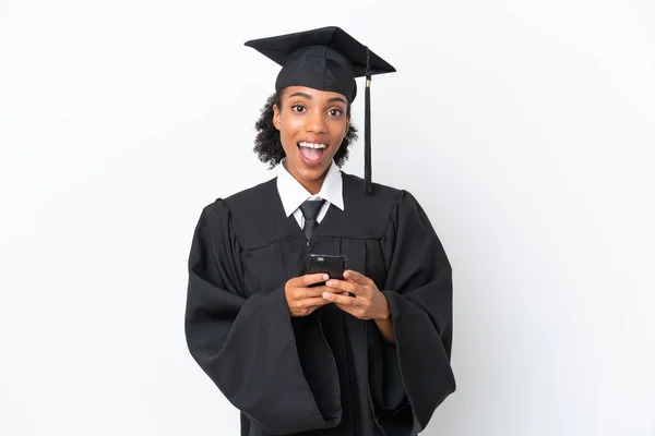 Junge Universitätsabsolventin Afroamerikanerin Isoliert Auf Weißem Hintergrund Überrascht Und Sendet — Stockfoto