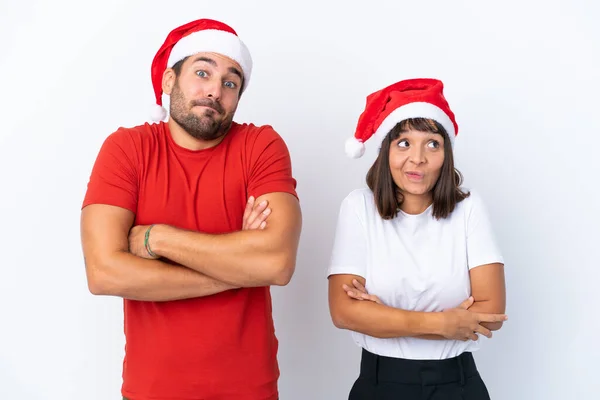 Junges Paar Mit Weihnachtsmütze Isoliert Auf Weißem Hintergrund Macht Zweifel — Stockfoto