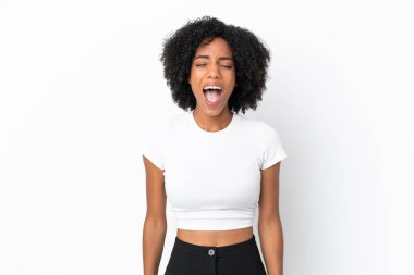 Genç Afrikalı Amerikalı bir kadın beyaz arka planda izole edilmiş ve ağzı açık bağırıyor.