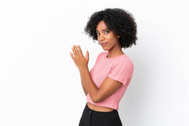 Genç Afrikalı Amerikalı kadın beyaz arka planda bir şeyler planlıyor.