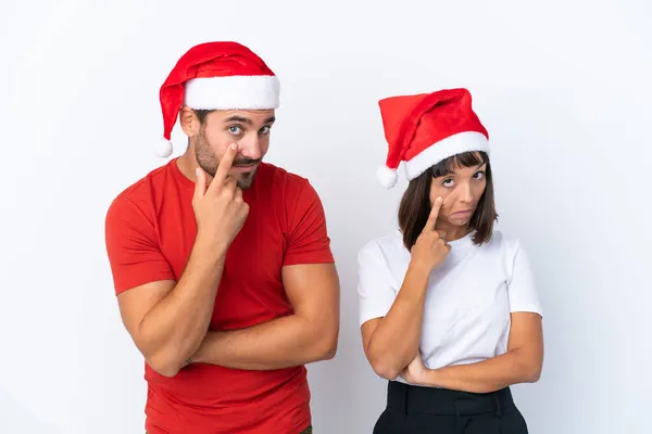 Junges Paar Mit Weihnachtsmütze Isoliert Auf Weißem Hintergrund Mit Blick — Stockfoto