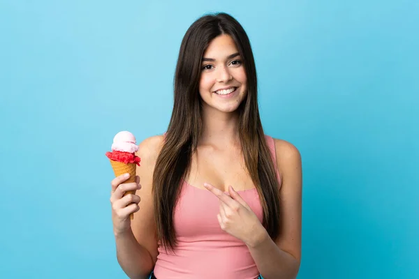 브라질의 소녀가 아이스크림을 그것을 가리키는 — 스톡 사진