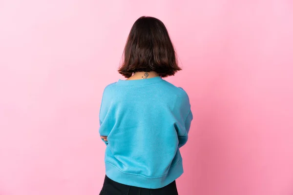 Jong Latijn Vrouw Geïsoleerd Roze Achtergrond Rug Positie — Stockfoto