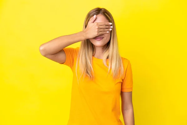 Blonďatá Uruguayská Dívka Izolovaná Žlutém Pozadí Zakrývající Oči Rukama Nechci — Stock fotografie