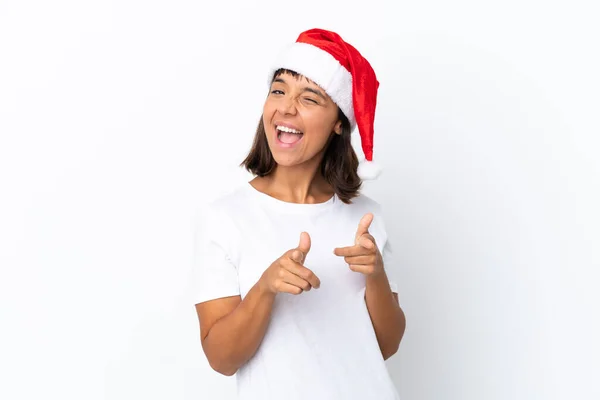若い混合レースの女性は 前面と笑顔を指して白い背景に隔離されたクリスマスを祝う — ストック写真
