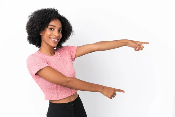 Jovem Afro Americana Isolada Fundo Branco Apontando Dedo Para Lado — Fotografia de Stock