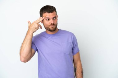 Genç Brezilyalı adam beyaz arka planda izole edilmiş ve intihar jesti yapmada sorun yaşıyor.