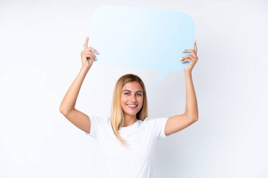 Sarışın Uruguaylı kız beyaz arka planda izole edilmiş, elinde boş bir konuşma balonu var.