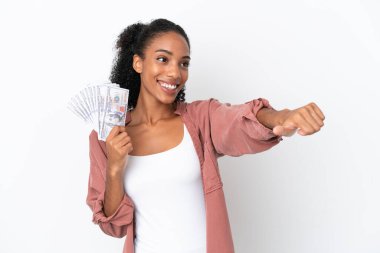 Genç Afrikalı Amerikalı bir kadın beyaz arka planda izole edilmiş bir sürü para alıyor.