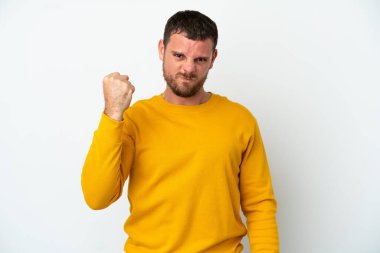 Genç Brezilyalı adam mutsuz bir ifadeyle beyaz arka planda izole edilmiş.