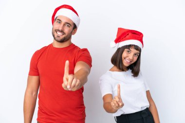 Beyaz arka planda izole edilmiş genç bir çift parmak kaldırıyor.