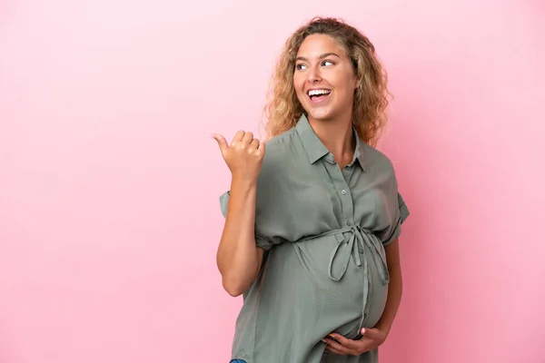 Menina Com Cabelo Encaracolado Isolado Fundo Rosa Grávida Apontando Para — Fotografia de Stock