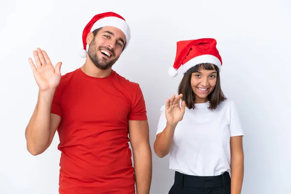 Jeune Couple Avec Chapeau Noël Isolé Sur Fond Blanc Saluant — Photo