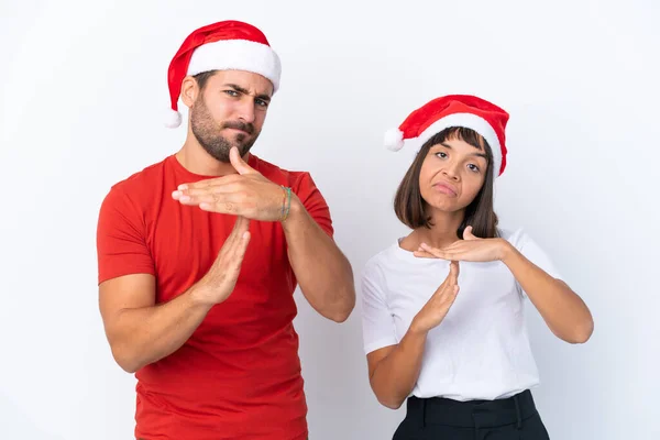 Jeune Couple Avec Chapeau Noël Isolé Sur Fond Blanc Faisant — Photo