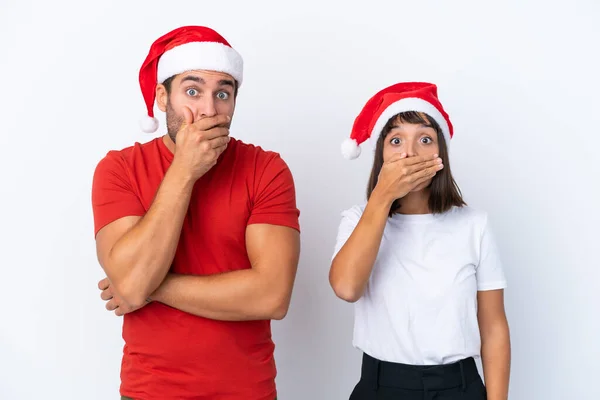 Junges Paar Mit Weihnachtsmütze Isoliert Auf Weißem Hintergrund Mund Mit — Stockfoto