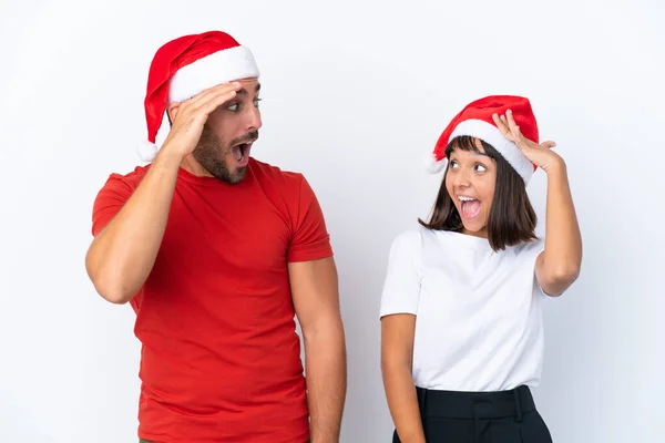 Junges Paar Mit Weihnachtsmütze Isoliert Auf Weißem Hintergrund Mit Überraschung — Stockfoto