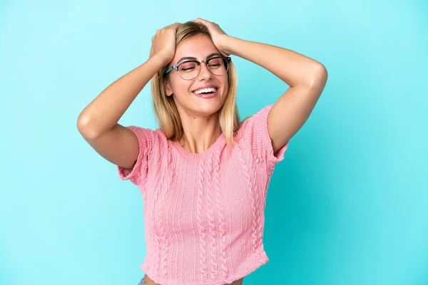 Blonde Uruguayische Mädchen Isoliert Auf Blauem Hintergrund Lachen — Stockfoto