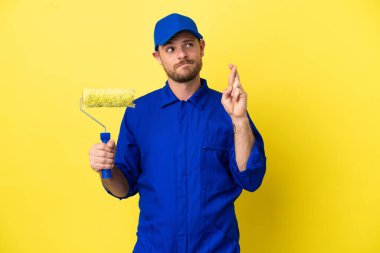 Ressam Brezilyalı izole edilmiş sarı arka planda şans diliyor ve en iyisini diliyor.