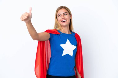 Süper Kahraman Kafkasyalı kadın arka planda izole edilmiş bir jest yapıyor.